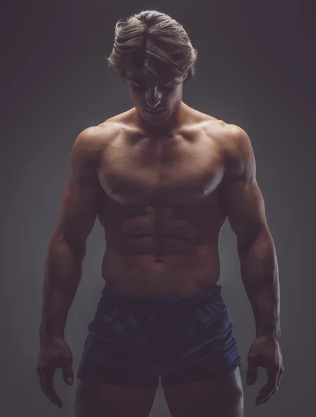 Hemdloser muskulöser Mann — Stockfoto