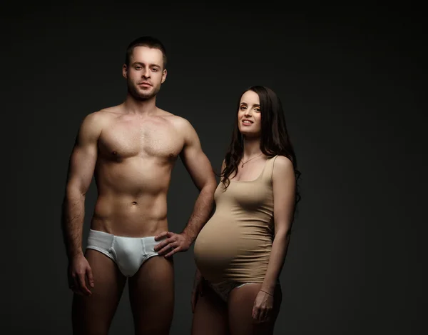 Hamile kadın ve gömleksiz adam — Stok fotoğraf