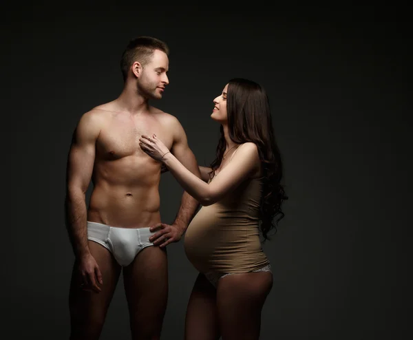 Schwangere und Mann ohne Hemd — Stockfoto