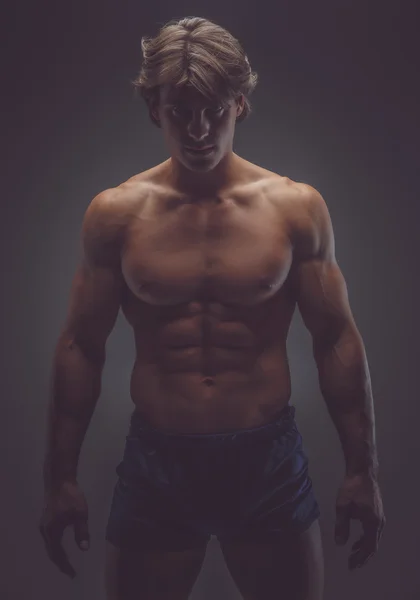 上半身裸の筋肉男 — ストック写真