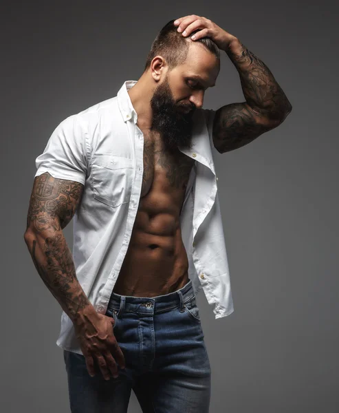 Brodaty mężczyzna z tatuażem ciała. — Zdjęcie stockowe