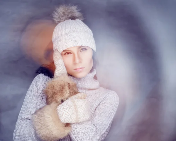 Mulher no pulôver quente do inverno . — Fotografia de Stock