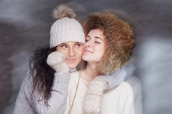 Dos mujeres en ropa de invierno — Foto de Stock