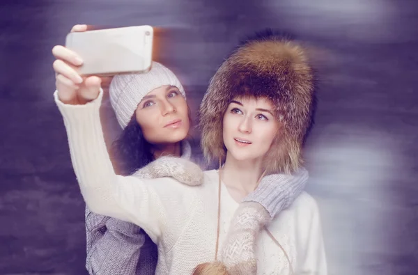Twee vrouwen in winterkleren — Stockfoto