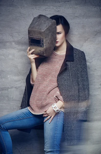 Una mujer con casco de soldador — Foto de Stock