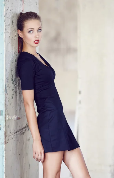 Frau in schwarzer Kleidung — Stockfoto