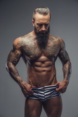 Onun vücudunda tattooes olan bir adam. 
