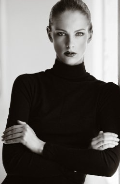 siyah beyaz bir kadın portresi