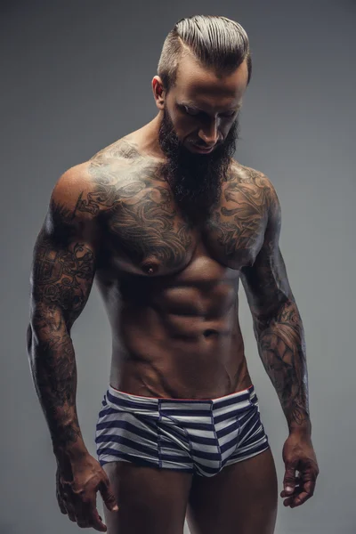 En man med tattooes på hans kropp. — Stockfoto