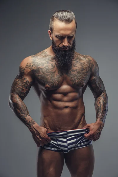 一个男人与他身体上的 tattooes. — 图库照片