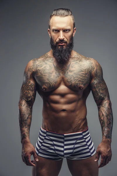 Człowiek z tattooes na ciele. — Zdjęcie stockowe