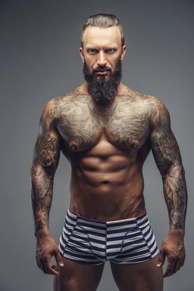 Um homem com tatuagens no corpo . — Fotografia de Stock