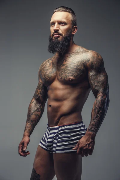 Naken man med tatuerade kropp — Stockfoto