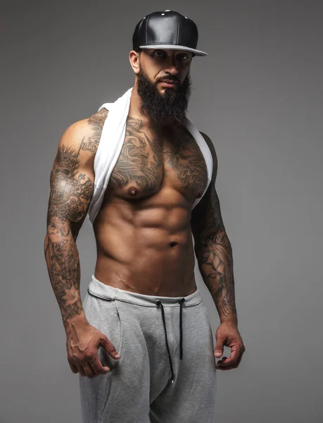Hombre barbudo con cuerpo tatuado . — Foto de Stock