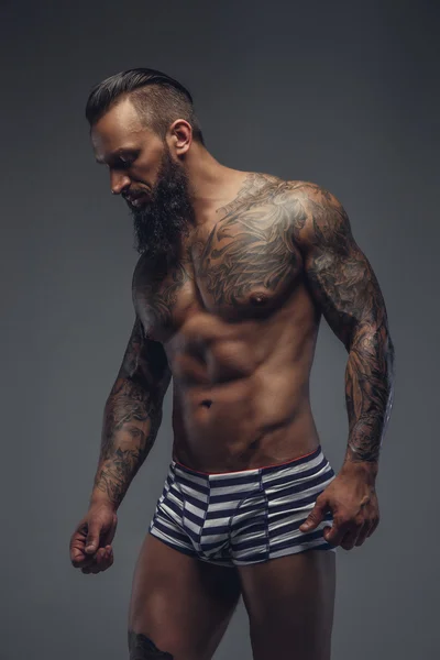 Homme nu avec corps tatoué — Photo