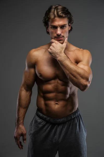 Задумчивый мускулистый мужчина без рубашки — стоковое фото