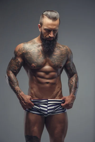 Hombre desnudo con cuerpo tatuado — Foto de Stock