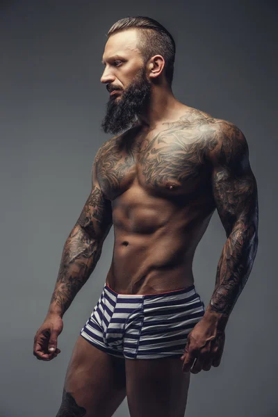 Голый мужчина с татуированным телом — стоковое фото