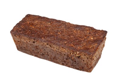 Tohumlu ev yapımı siyah ekmek, beyaz arka planda izole edilmiş.