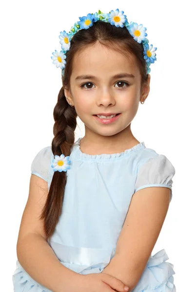 一个漂亮的年轻姑娘的画像 她的头发长满了花 背景是白色的 图库图片