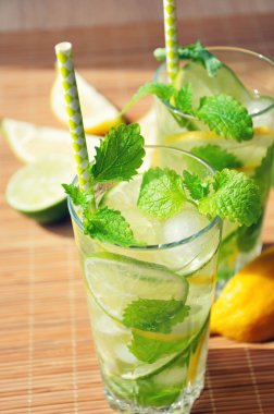 Canlandırıcı yaz içeceği ile limon, limon, nane ve buz içinde gözlük