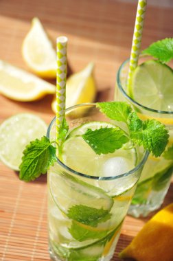 Canlandırıcı yaz içeceği ile limon, limon, nane ve buz içinde gözlük
