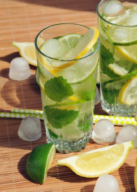 Canlandırıcı yaz içeceği ile limon, limon, nane ve buz içinde gözlük