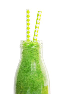 Yeşil ıspanak kavanoz izole kırpma yolu ile beyaz zemin üzerine payet ile güler yüzlü. Sağlıklı kahvaltı konsepti