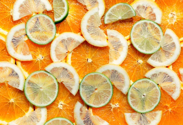 Fondo cítrico de verano de rodajas de limón, naranja y lima —  Fotos de Stock