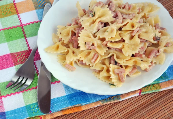 Bílá deska těstoviny carbonara s šunkou. Italské jídlo. — Stock fotografie