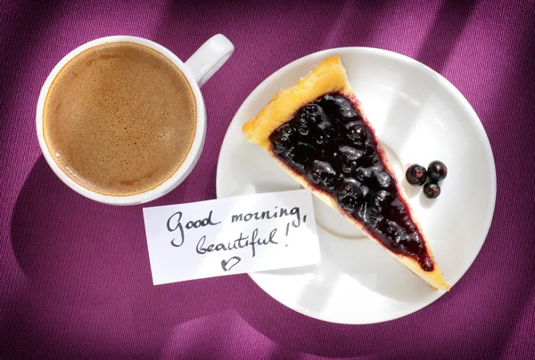 Taart, kopje koffie en Goedemorgen bericht op paarse achtergrond van bovenaf. Ontbijt op de dag van de Valentijnskaart, vrouwen of Moederdag, hand belettering. Begrip van de liefde — Stockfoto