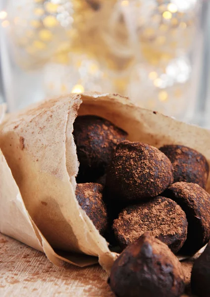 Шоколадные трюфели с какао-порошком на рождественском боке, крупным планом — стоковое фото