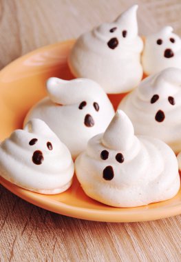 Cadılar Bayramı partisi için komik beze hayaletler