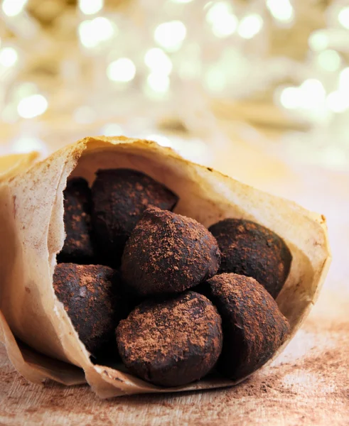 Шоколадные трюфели с какао-порошком на золотом размытом рождественском фоне, крупным планом — стоковое фото