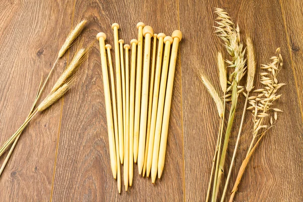 örgü iğne ve tahıl koniler