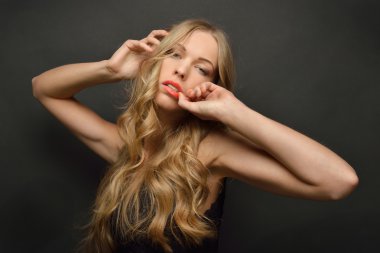 siyah gece elbisesi içinde güzel bir kadın,