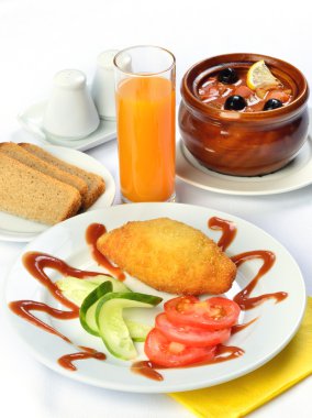 Natürmort setout tablo ile seramik tencere, kiev piliç çorbası