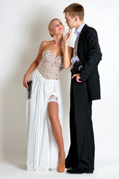 Hermosa pareja de espías en vestido de noche con armas de fuego . —  Fotos de Stock
