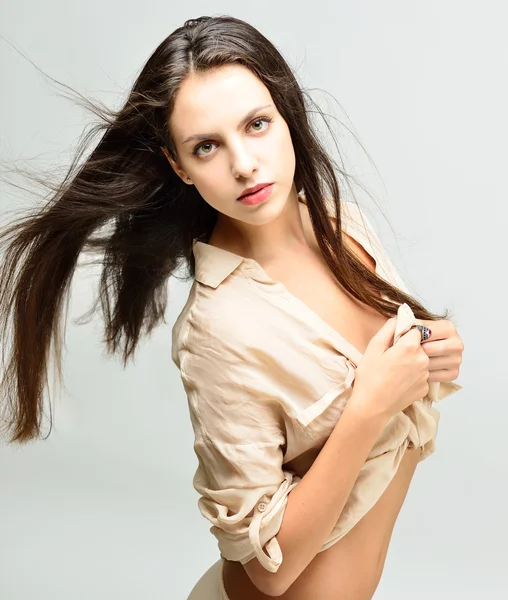 Schöne nackte Frau mit langen Haaren im hellen Hemd — Stockfoto