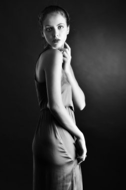 Güzel kadını ipek bir gece elbisesi.