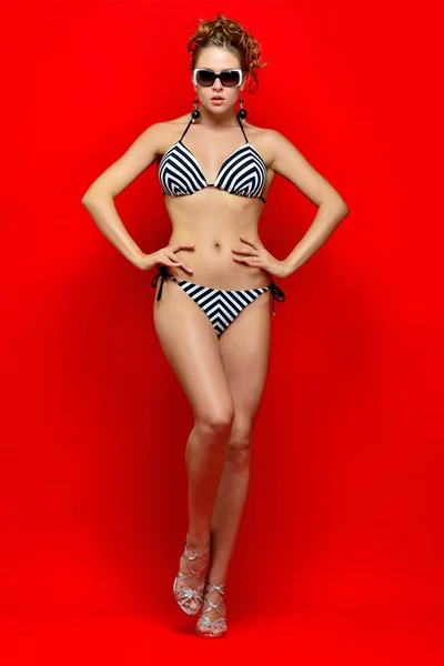 스트라이프 수영복 및 태양 안경에 아름 다운 여자. — 스톡 사진