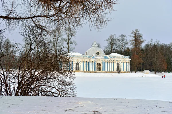 Paesaggio con il padiglione "Grot" nel giardino Pushkin . — Foto Stock