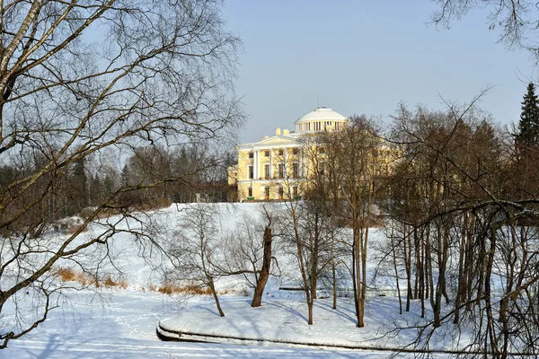 Winter landscape of the Pavlovsk garden and palace. — Stock Photo, Image