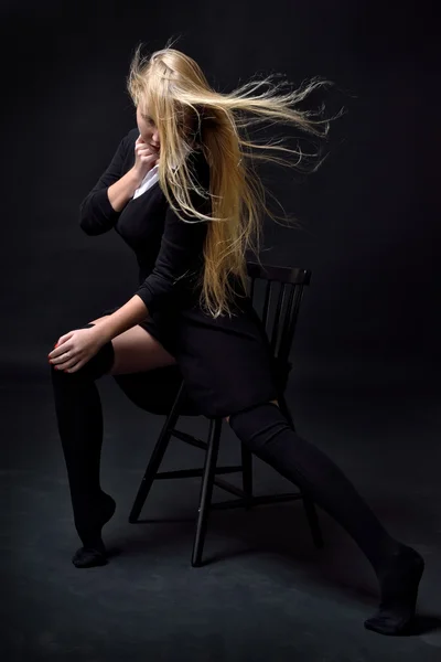 Mooie sexy vrouw in zwarte jurk en kousen — Stockfoto