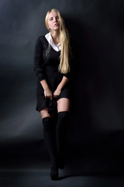 Mulher sexy bonita em vestido preto e meias — Fotografia de Stock