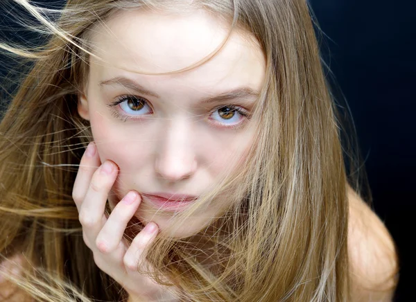 Mooie vrouw met lang haar vliegende. — Stockfoto