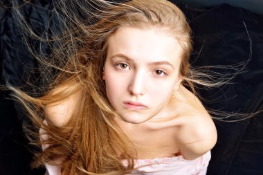 Uzun saç uçan ile güzel kadın.