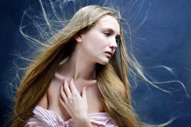 Uzun saç uçan ile güzel kadın.