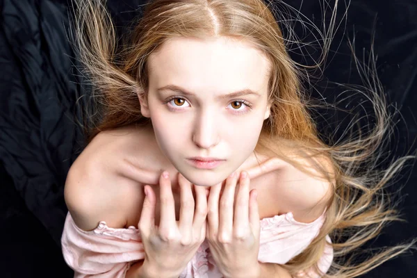 Schöne Frau mit fliegenden langen Haaren. — Stockfoto