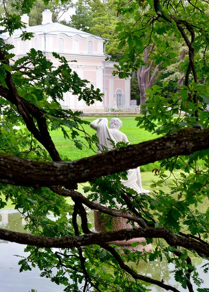 Estatua de mármol y estanque cerca del palacio de China en el jardín, Oranienbaum, Lomonosov — Foto de Stock
